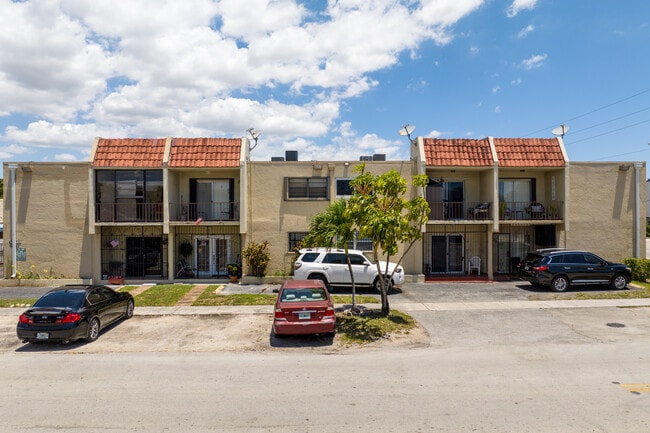 Palm Ave Gardens Condo in Hialeah, FL - Foto de edificio - Building Photo