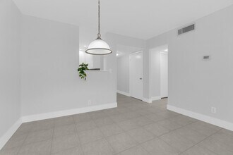 200 Jacaranda Country Club Dr in Plantation, FL - Building Photo - Building Photo