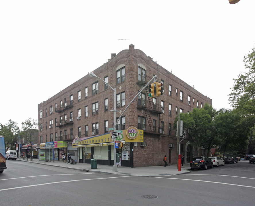 679 Montgomery St in Brooklyn, NY - Building Photo