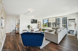 1560 N Sandburg Terrace, Unit 2401 in Chicago, IL - Building Photo - Building Photo