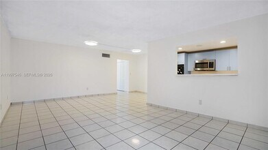 1340 Lincoln Rd in Miami Beach, FL - Building Photo - Building Photo