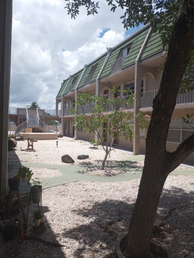 1100 SE 4th Ave, Unit 18 in Deerfield Beach, FL - Building Photo - Building Photo