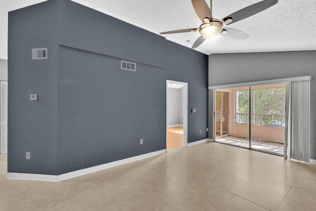 2850 N Oakland Forest Dr in Oakland Park, FL - Building Photo