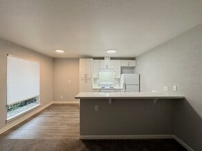 Lincoln Crest Apartments in Stockton, CA - Building Photo - Interior Photo