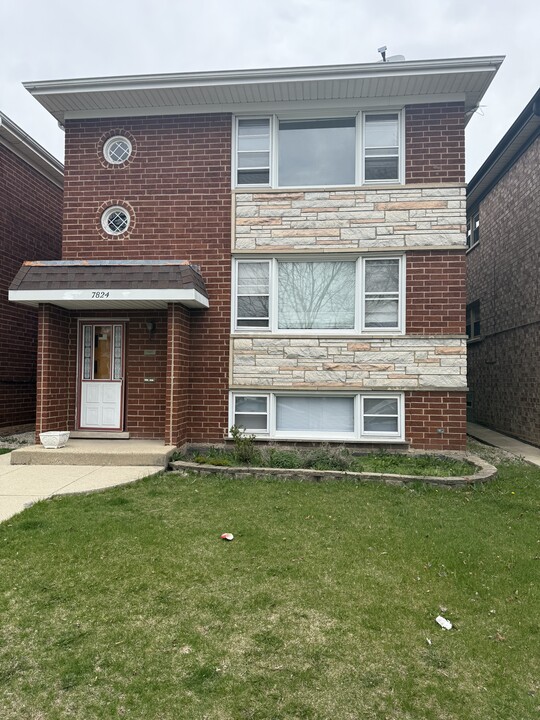 7824 W Addison St, Unit 2 unit in Chicago, IL - Building Photo