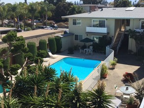 Surrey House in Mountain View, CA - Foto de edificio - Building Photo