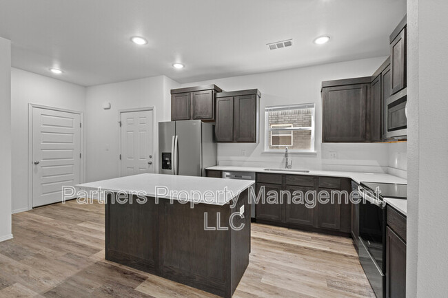 777 S Benchmark Ln in Fayetteville, AR - Foto de edificio - Building Photo