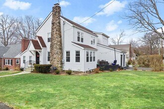 34 Hassake Rd in Greenwich, CT - Building Photo - Building Photo