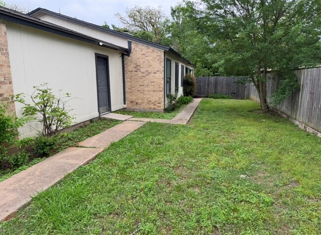 813 Lloyd Ln in Elgin, TX - Building Photo - Building Photo