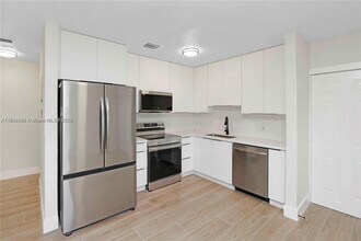 990 NE 159th St in North Miami Beach, FL - Building Photo - Building Photo