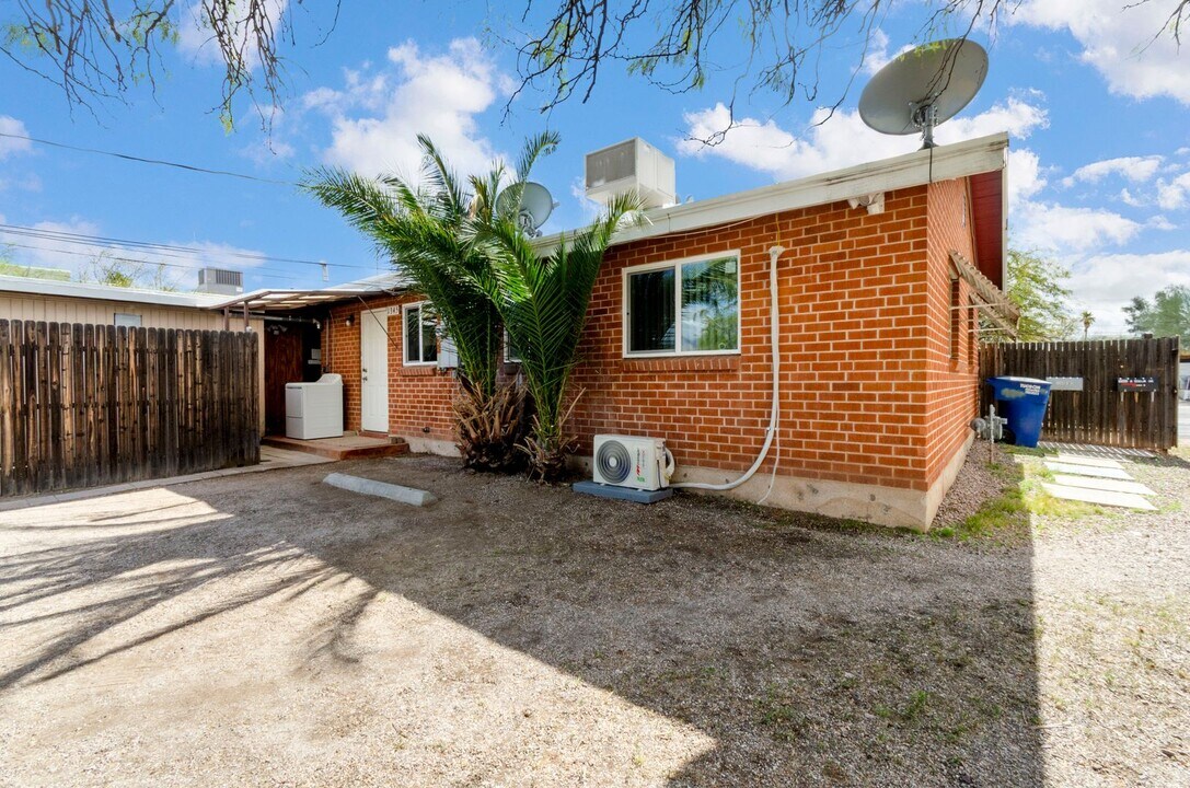 1345 E Grant Rd in Tucson, AZ - Building Photo