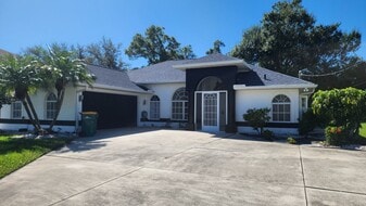 692 Rotonda Cir in Rotonda West, FL - Building Photo