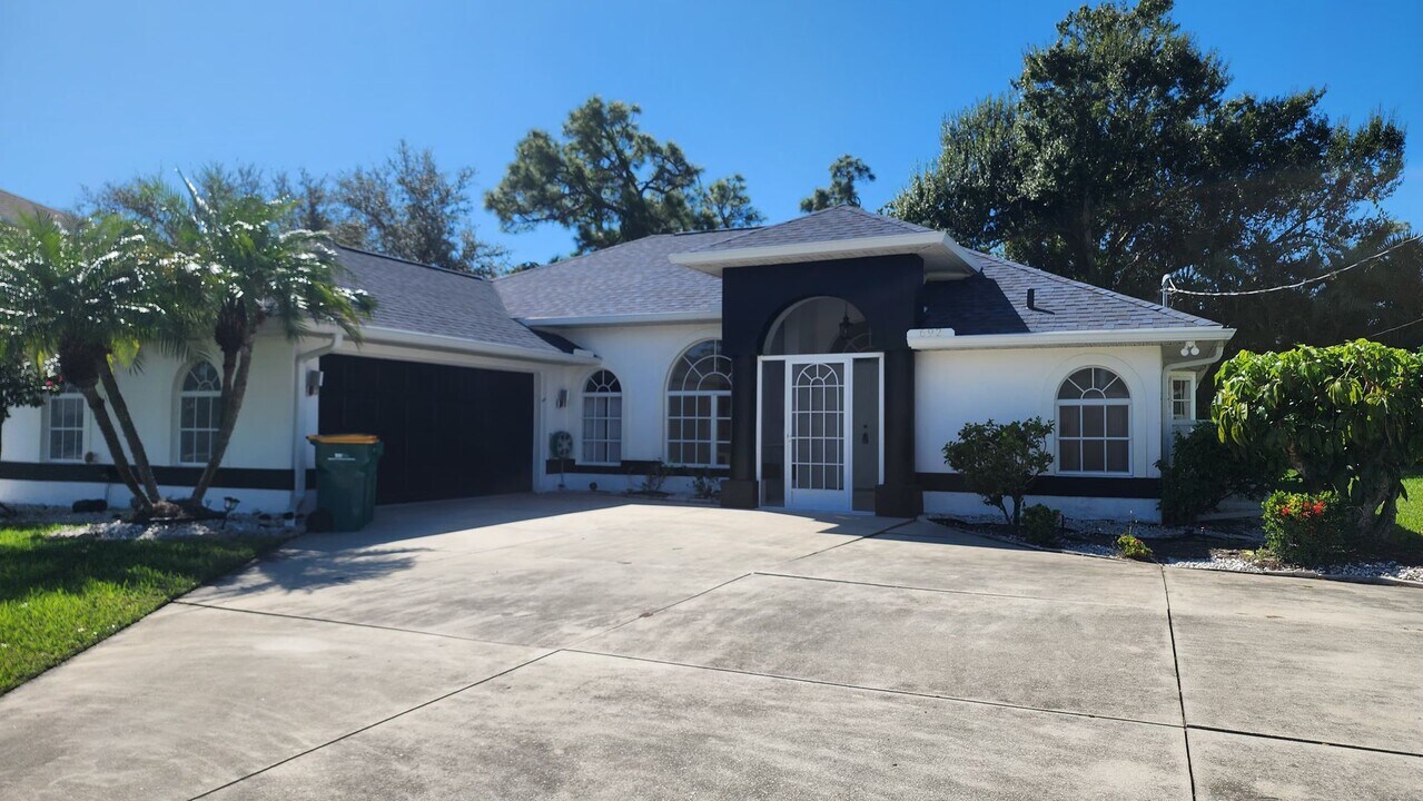 692 Rotonda Cir in Rotonda West, FL - Building Photo