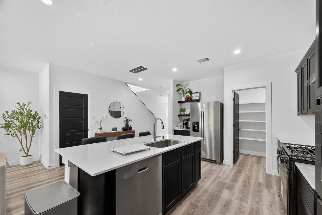 3233 Creston Gate Dr in Houston, TX - Building Photo