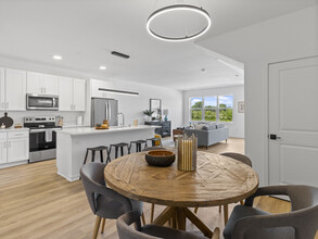 Ivy Townhomes at Lakeshore Commons in Oak Creek, WI - Foto de edificio - Building Photo
