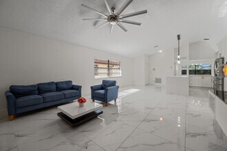 5310 Kim Ct in West Palm Beach, FL - Building Photo - Building Photo