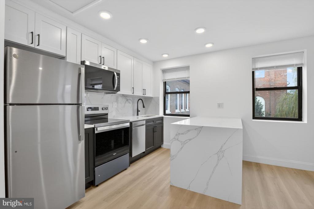 712 N American St in Philadelphia, PA - Building Photo