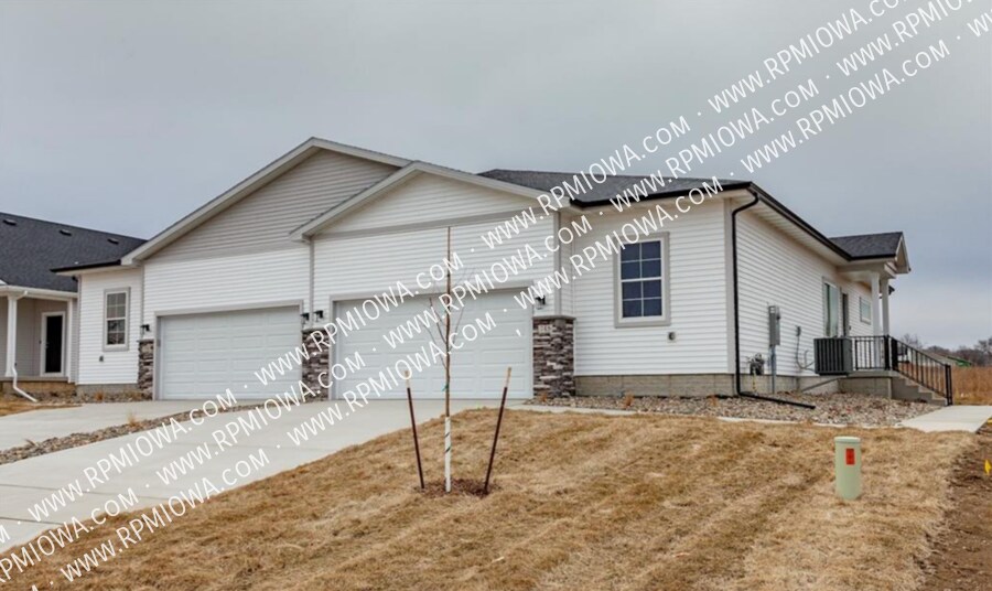 755 Linden St in Carlisle, IA - Building Photo