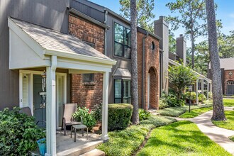 Woodway Pines Townhomes Condo in Houston, TX - Foto de edificio - Building Photo