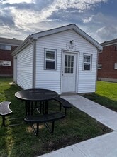 Brookwood at Bay Shore in Bay Shore, NY - Foto de edificio - Building Photo
