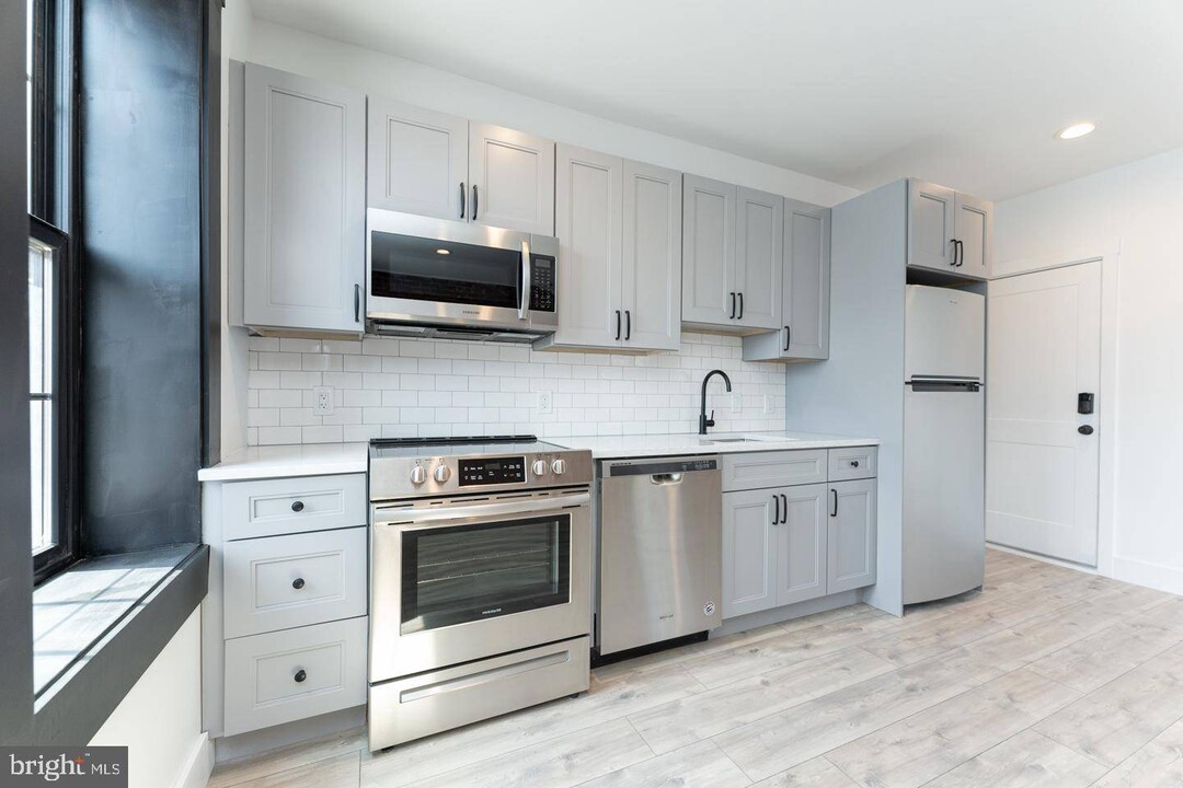 430 W Jefferson St in Philadelphia, PA - Building Photo