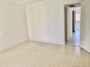 600 Village Green Ct-Unit -221 in Palm Springs, FL - Building Photo - Building Photo