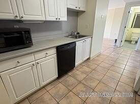 15 N Beacon St in Boston, MA - Building Photo