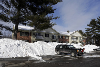 Oak Hill Condominiums in Nashua, NH - Building Photo - Building Photo