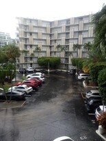 20400 W Country Club Dr in Aventura, FL - Building Photo