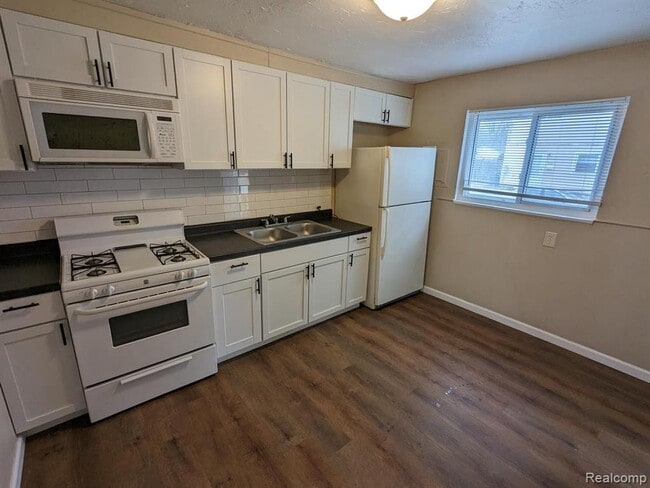 32055 Cheboygan Ct in Westland, MI - Building Photo - Building Photo