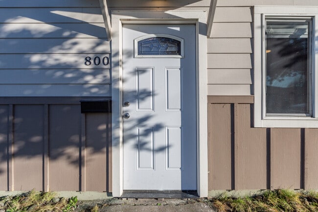 800 S 6th Ave in Kelso, WA - Foto de edificio - Building Photo