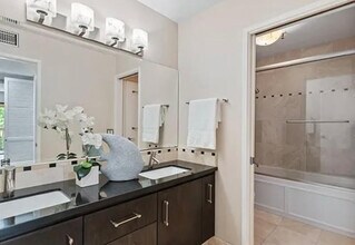 49 Showers Dr, Unit E250 in Mountain View, CA - Building Photo - Building Photo