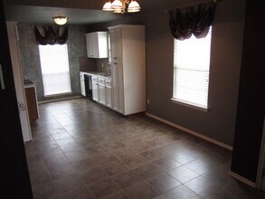 925 Switzerland Ave in Yukon, OK - Foto de edificio - Building Photo