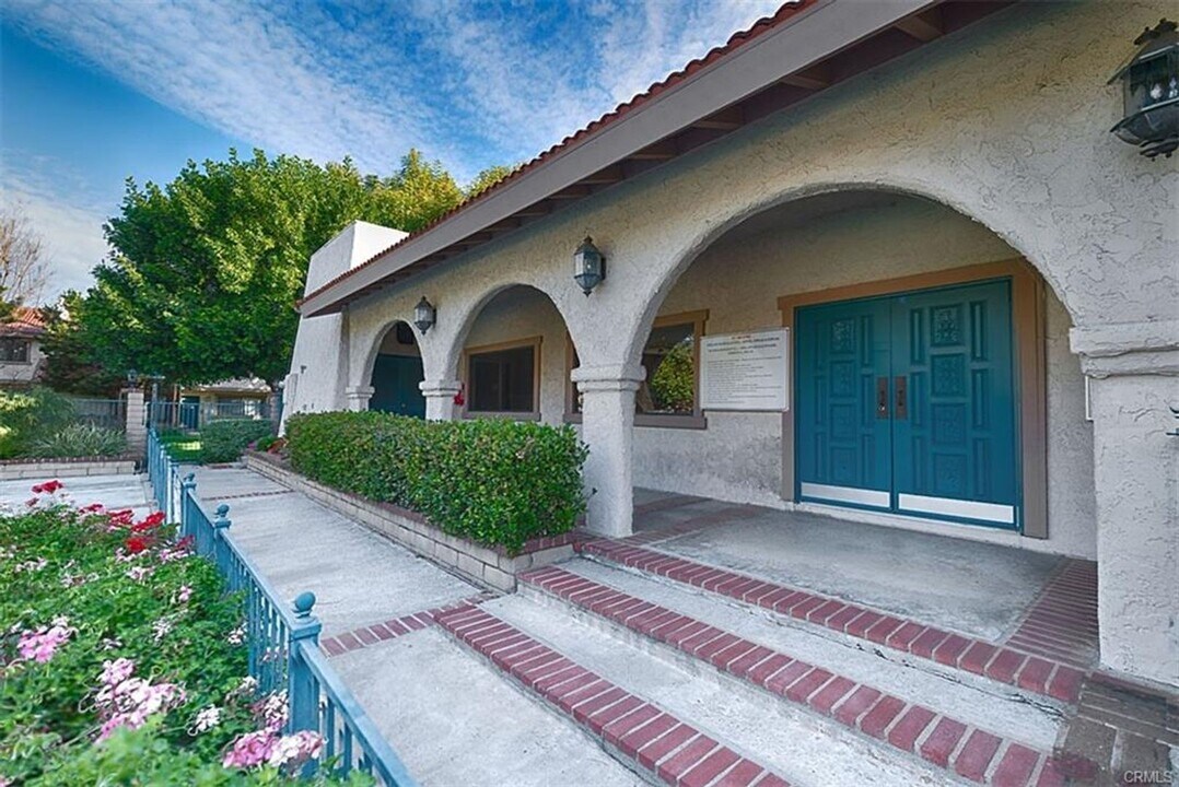 1910 W Palmyra Ave in Orange, CA - Building Photo