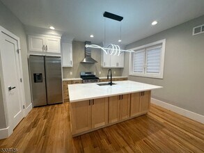 8 Washington St-Unit -B in Montclair, NJ - Building Photo - Building Photo