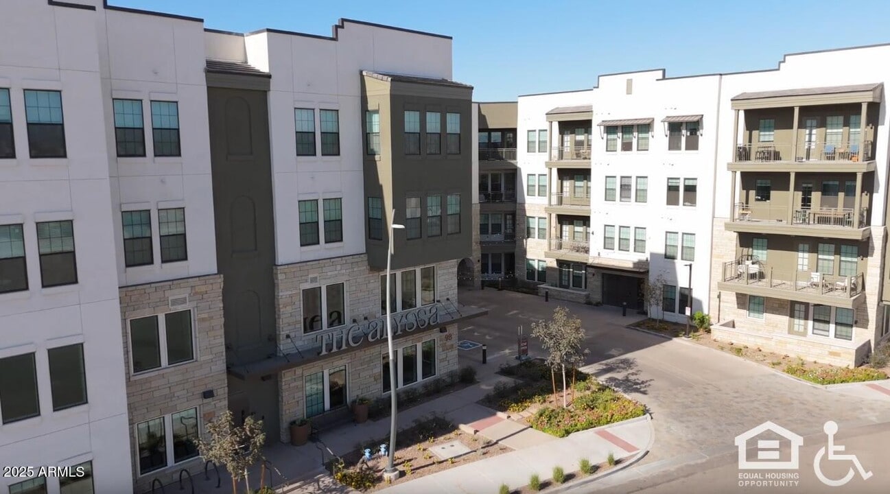 98 S River Dr in Tempe, AZ - Building Photo