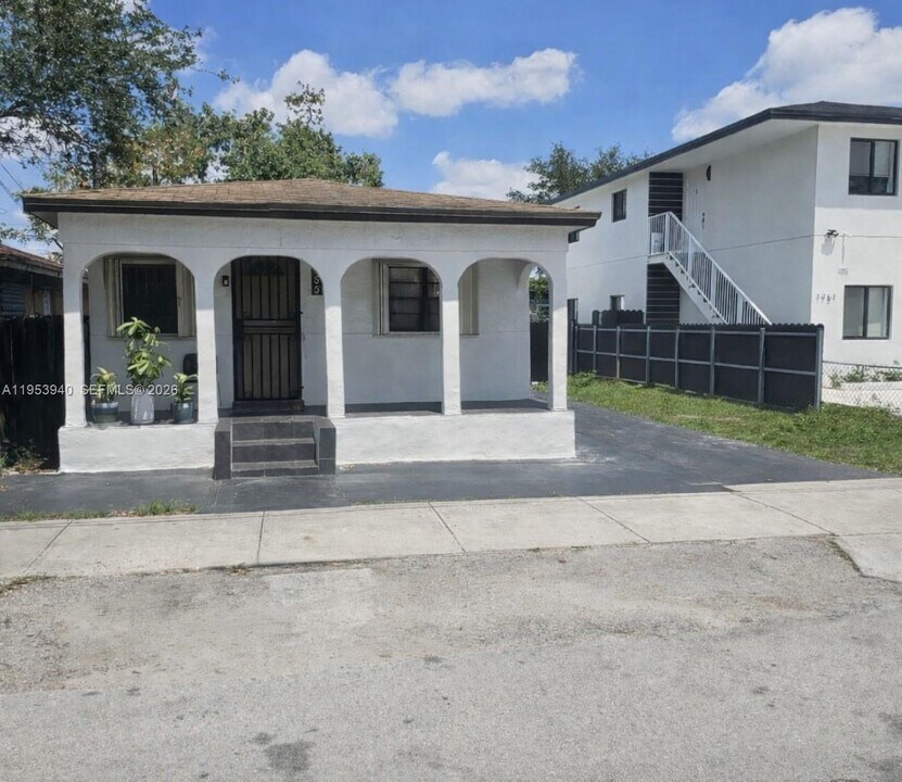 1755 NW 69th St in Miami, FL - Building Photo