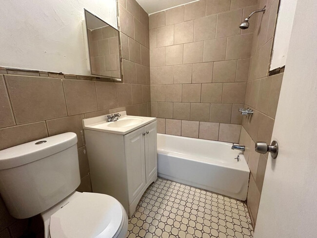 618 Elizabeth Ave, Unit 1A in Elizabeth, NJ - Foto de edificio - Building Photo