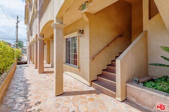 421 E Santa Anita Ave in Burbank, CA - Building Photo - Building Photo