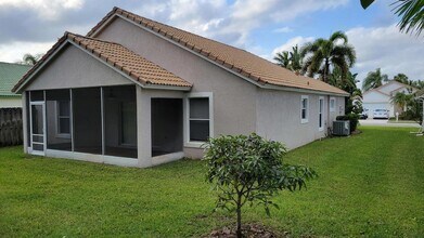 1651 Oak Berry Cir in Wellington, FL - Foto de edificio - Building Photo