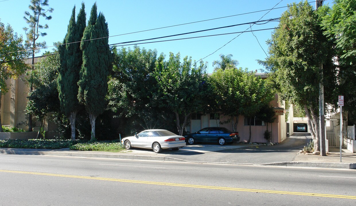 Chateau 6461 Kester Apartments, LLC in Van Nuys, CA - Foto de edificio