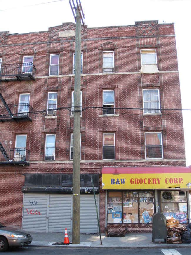 510 Riverdale Ave in Brooklyn, NY - Foto de edificio - Building Photo