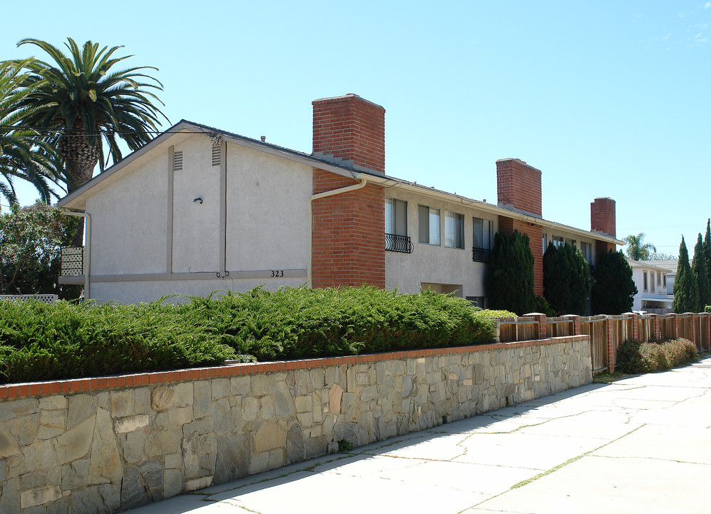 323 E 18th St in Costa Mesa, CA - Foto de edificio