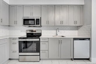 250 W Hidden Valley Blvd in Boca Raton, FL - Building Photo - Building Photo