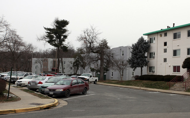 Arlandria Chirilagua Apartments in Alexandria, VA - Foto de edificio - Building Photo