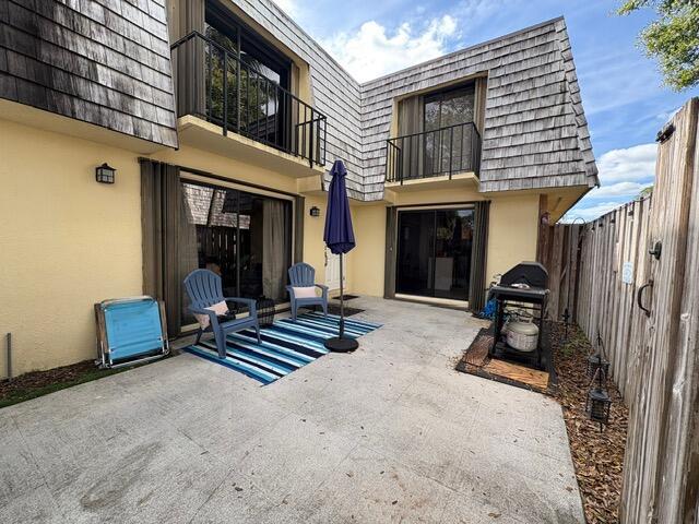 303 Arabian Rd in Palm Springs, FL - Foto de edificio - Building Photo