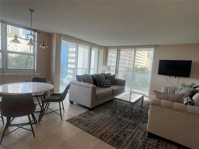 1155 Brickell Bay Dr in Miami, FL - Building Photo - Building Photo