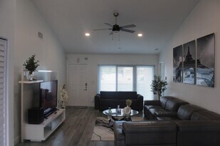 10420 SW 207th St in Cutler Bay, FL - Building Photo