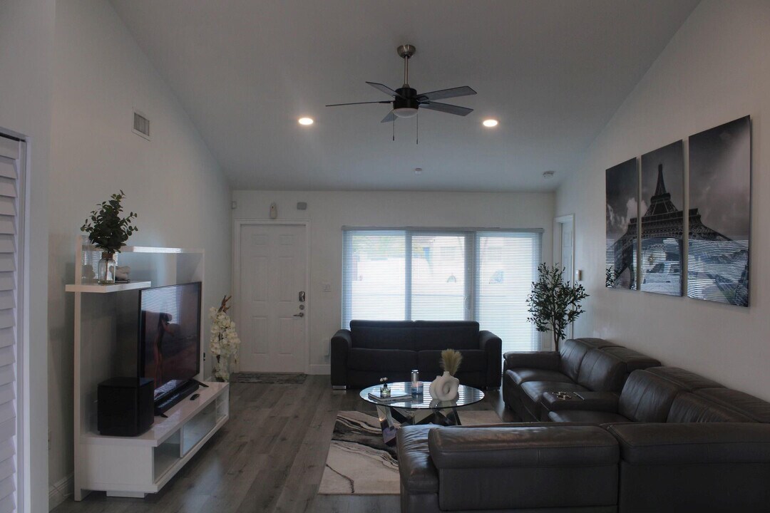 10420 SW 207th St in Cutler Bay, FL - Building Photo