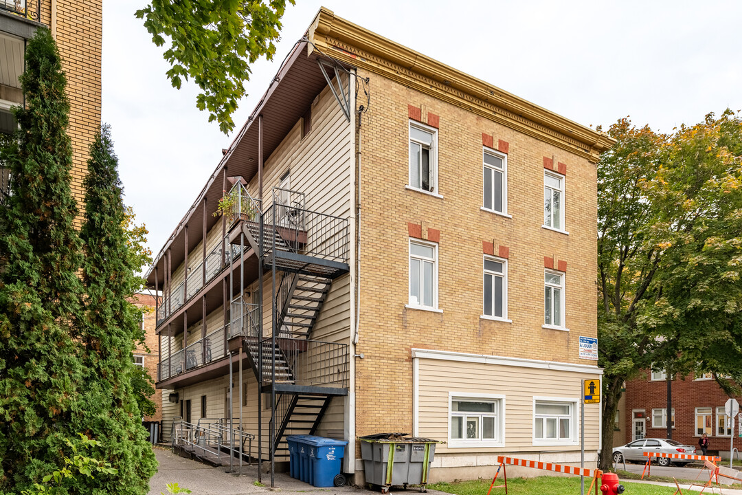 221 5E Rue in Québec, QC - Building Photo